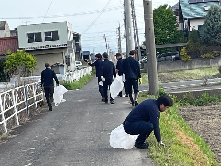 ゴミ拾いを行っている社員の様子